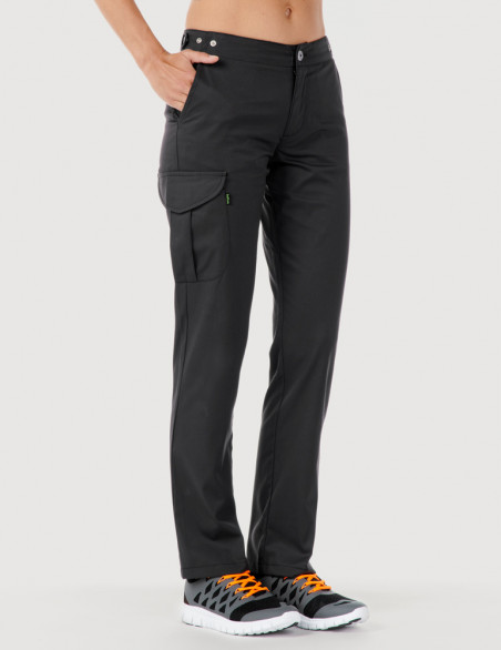 Pantalon médical femme Axel by Belissa, couleur ardoise, vue de face, poche treillis sur jambe droite porté avec sneakers