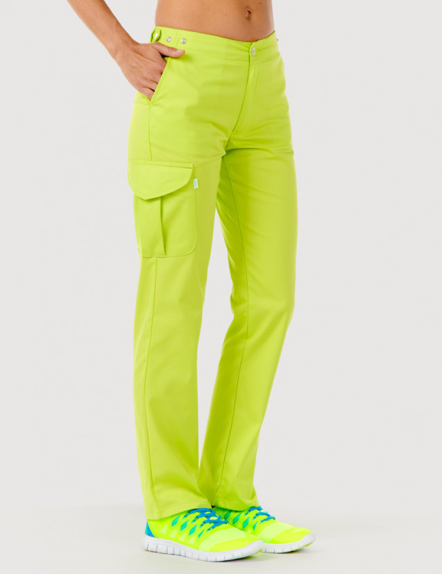 Pantalon médical femme Axel by Belissa, couleur vert anis, vue de face, poche treillis sur jambe droite porté avec sneakers