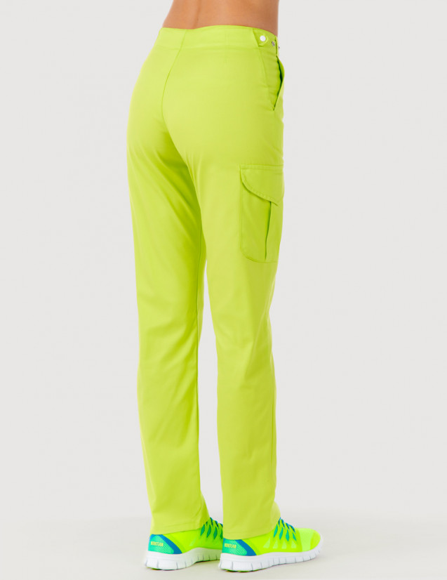 Pantalon médical femme Axel by Belissa, couleur vert anis vue de dos, poche treillis sur jambe droite porté avec sneakers Pantalon médical femme Axel by Belissa, couleur vert anis vue de dos, poche treillis sur jambe droite porté avec sneakers