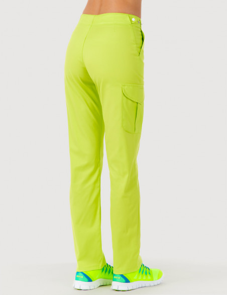Pantalon médical femme Axel by Belissa, couleur vert anis vue de dos, poche treillis sur jambe droite porté avec sneakers