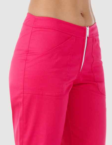 Détail taille, pantalon médical femme en couleur framboise, Luna by Belissa