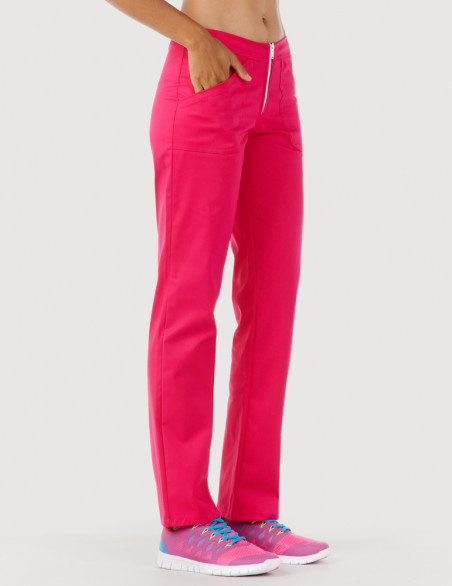 Pantalon médical femme, Luna by Belissa, couleur framboise, vue de 3/4 face