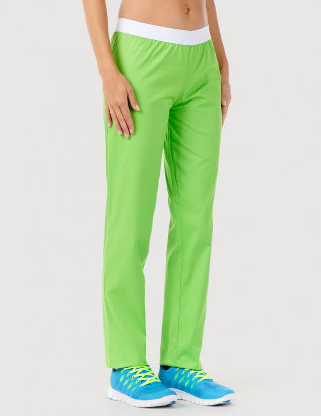 Pantalon médical élastiqué pour femme. Couleur vert pomme, vue 3/4 face - modèle Emma by Belissa