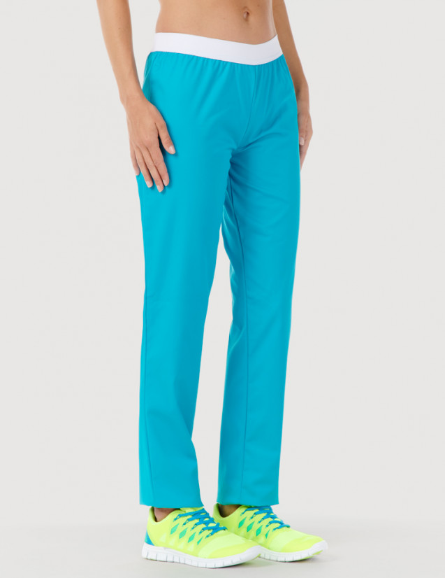 Pantalon médical élastiqué pour femme. Couleur bleu océan, vue 3/4 face - modèle Emma by Belissa