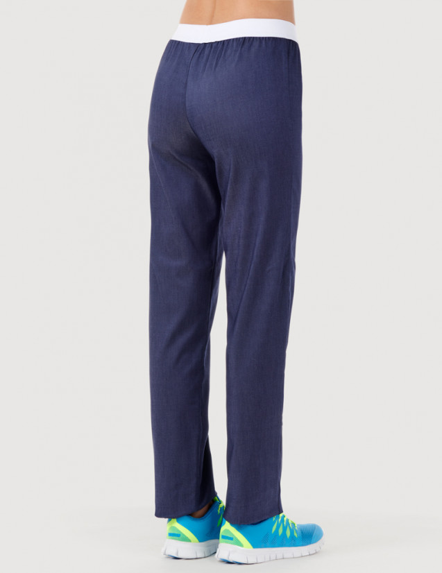 Pantalon médical élastiqué pour femme en jeans, vue 3/4 face - modèle Emma by Belissa