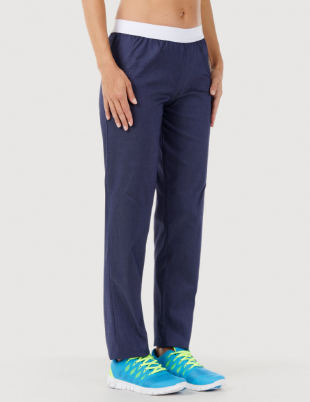 Pantalon médical élastiqué pour femme en jeans, vue 3/4 face - modèle Emma by Belissa