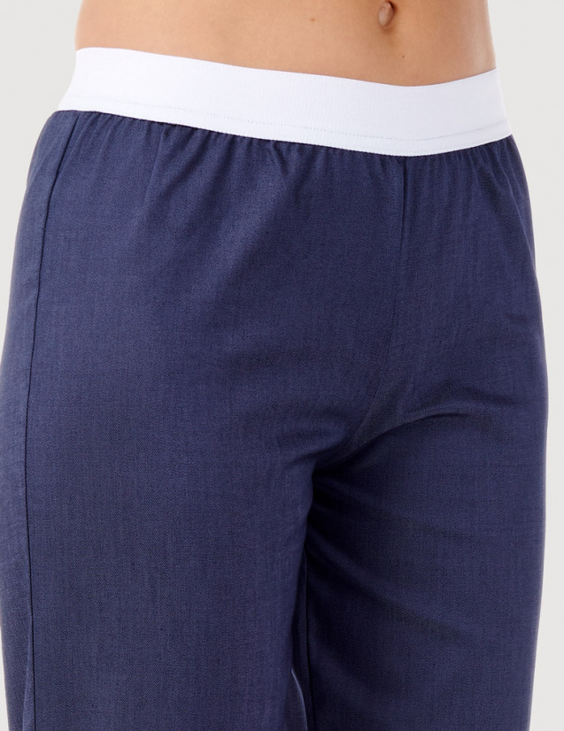 Pantalon médical élastiqué pour femme en jeans, vue détail taille élastiquée - modèle Emma by Belissa