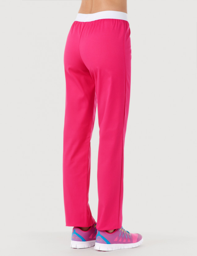 Pantalon médical élastiqué pour femme. Couleur framboise, vue 3/4 face - modèle Emma by Belissa Pantalon médical élastiqué pour femme. Couleur framboise, vue 3/4 face - modèle Emma by Belissa
