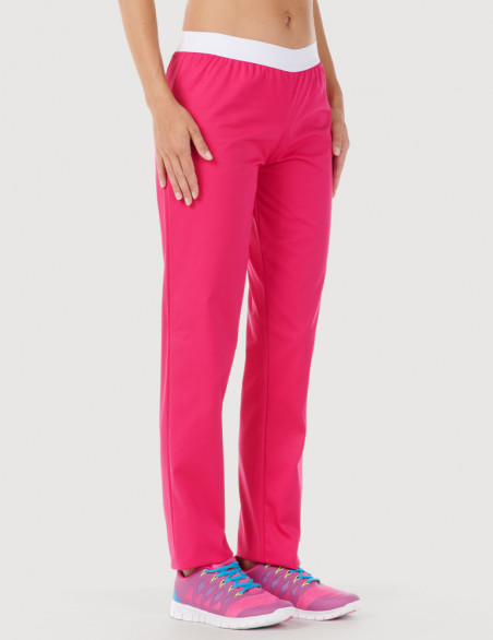 Pantalon médical élastiqué pour femme. Couleur framboise vue 3/4 face - modèle Emma by Belissa