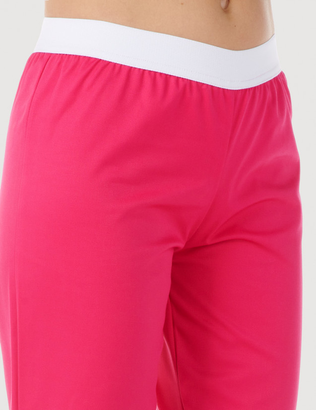 Pantalon médical élastiqué pour femme. Couleur framboise, vue détail taille élastiquée - modèle Emma by Belissa Pantalon médical élastiqué pour femme. Couleur framboise, vue détail taille élastiquée - modèle Emma by Belissa