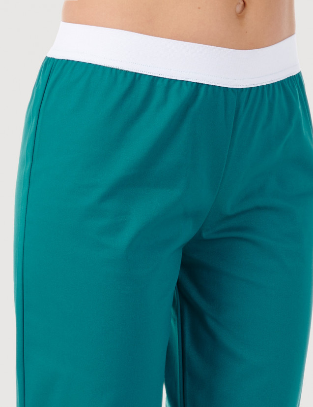 Pantalon médical élastiqué pour femme. Couleur bleu canard, vue détail taille élastiquée - modèle Emma by Belissa