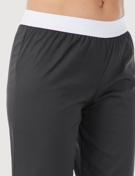 Pantalon médical élastiqué pour femme. Couleur ardoise, vue détail taille élastiquée - modèle Emma by Belissa