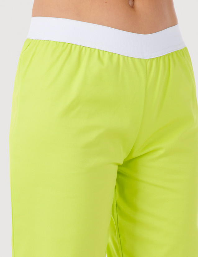Pantalon médical élastiqué pour femme. Couleur vert anis vue détail taille élastiquée - modèle Emma by Belissa