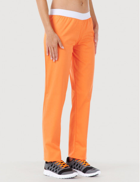 Pantalon médical élastiqué pour femme. Couleur vert pomme, vue 3/4 face - modèle Emma by Belissa 2