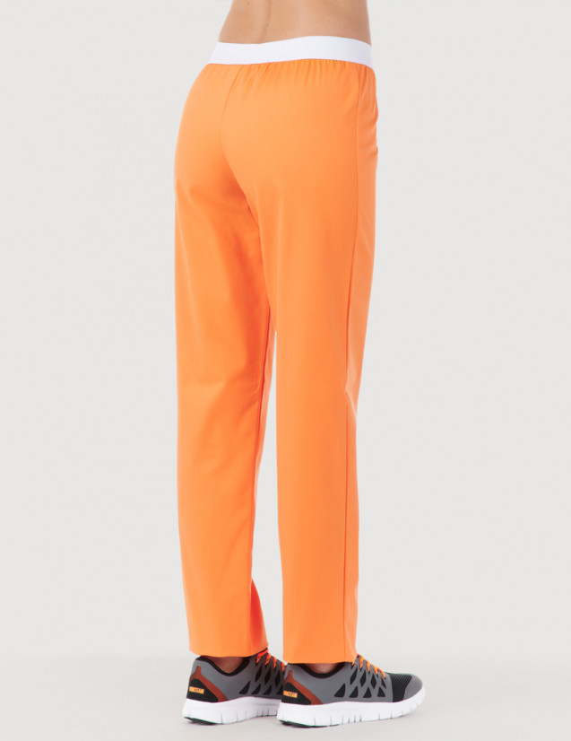 Pantalon médical élastiqué pour femme. Couleur abricot, vue 3/4 face - modèle Emma by Belissa Pantalon médical élastiqué pour femme. Couleur abricot, vue 3/4 face - modèle Emma by Belissa