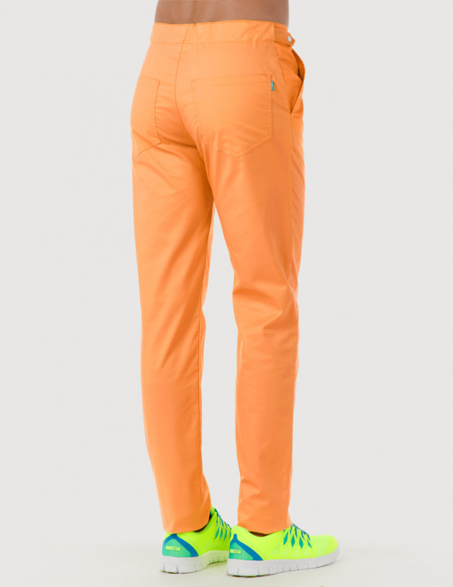 Pantalon médical homme CHINO, couleur abricot, vue de dos - Marque Belissa Pantalon médical homme CHINO, couleur abricot, vue de dos - Marque Belissa