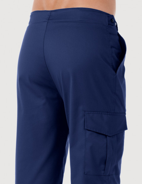 Pantalon médical homme avec poche treillis sur la jambe droite. Vue de dos - Couleur marine - Modèle Luis - Marque Belissa