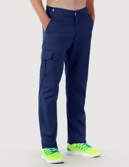 Pantalon médical homme avec poche treillis sur la jambe droite. Vue de face - Couleur marine - Modèle Luis - Marque Belissa