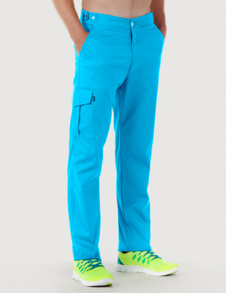 Pantalon médical homme avec poche treillis sur la jambe droite. Vue de face - Couleur océan - Modèle Luis - Marque Belissa