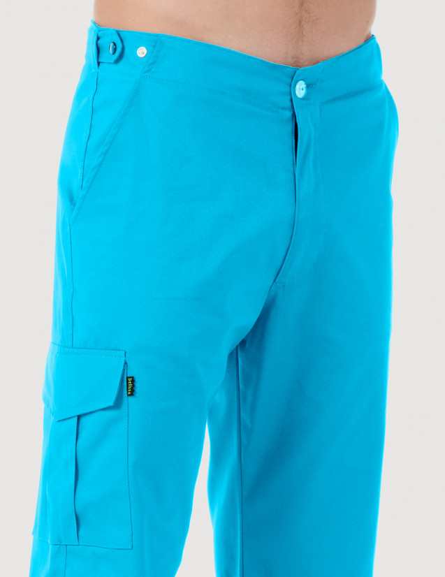 Pantalon médical homme. Vue de détail taille et poche treillis - Couleur bleu océan - Modèle Luis - Marque Belissa Pantalon médical homme. Vue de détail taille et poche treillis - Couleur bleu océan - Modèle Luis - Marque Belissa
