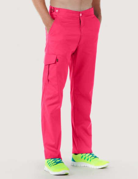 Pantalon médical homme avec poche treillis sur la jambe droite. Vue de face - Couleur framboise - Modèle Luis - Marque Belissa