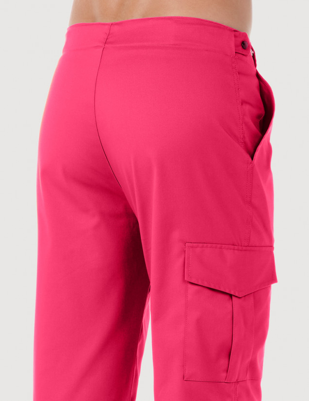 Pantalon médical homme avec poche treillis sur la jambe droite. Vue de dos - Couleur framboise - Modèle Luis - Marque Belissa Pantalon médical homme avec poche treillis sur la jambe droite. Vue de dos - Couleur framboise - Modèle Luis - Marque Belissa