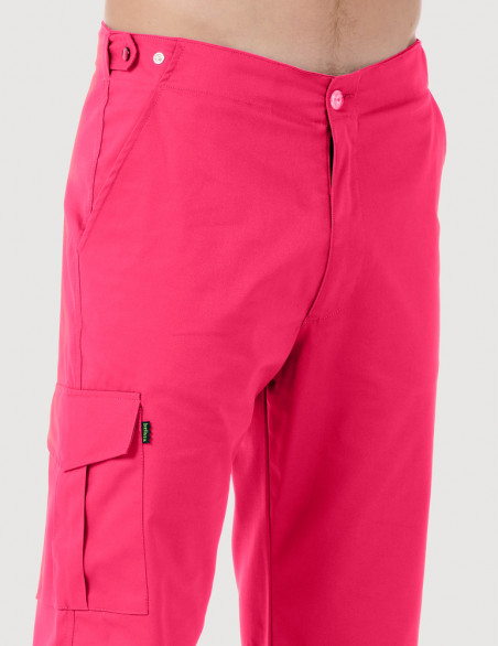 Pantalon médical homme. Vue de détail taille et poche treillis - Couleur framboise - Modèle Luis - Marque Belissa
