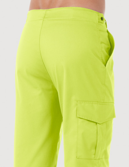 Pantalon médical homme avec poche treillis sur la jambe droite. Vue de dos - Couleur anis - Modèle Luis - Marque Belissa