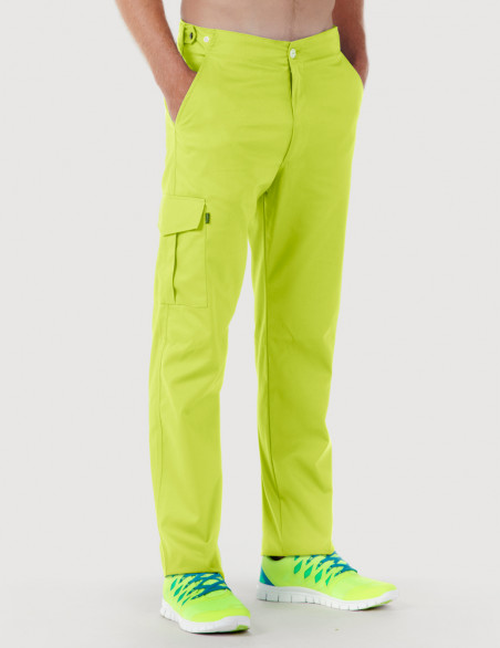 Pantalon médical homme avec poche treillis sur la jambe droite. Vue de face - Couleur anis - Modèle Luis - Marque Belissa