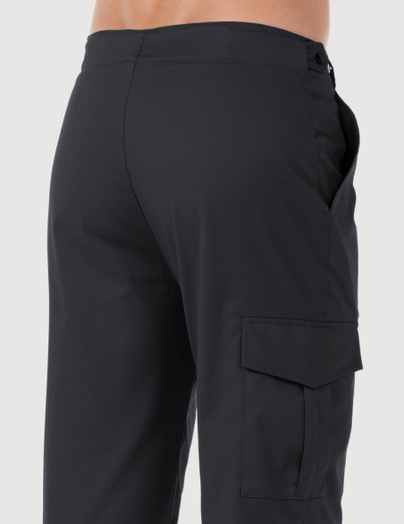 Pantalon médical homme avec poche treillis sur la jambe droite. Vue de dos - Couleur ardoise - Modèle Luis - Marque Belissa