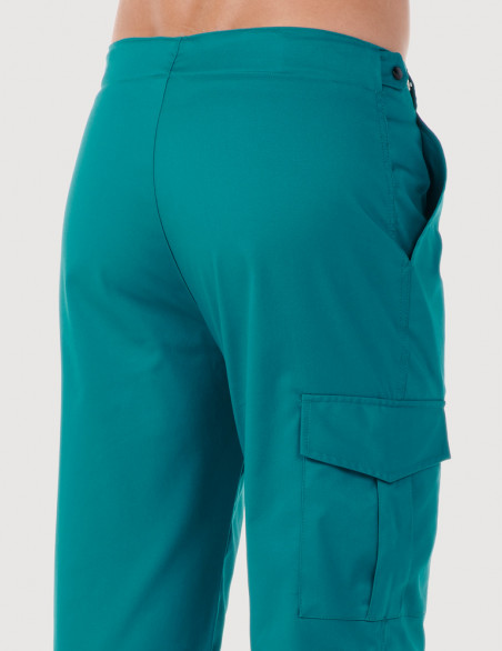 Pantalon médical homme avec poche treillis sur la jambe droite. Vue de dos - Couleur vert canard - Modèle Luis - Marque Belissa