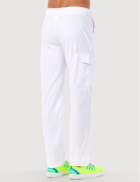 Pantalon médical homme avec poche treillis sur la jambe droite. Vue de face - Couleur blanc - Modèle Luis - Marque Belissa 2