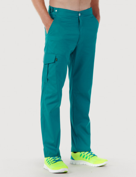 Pantalon médical homme avec poche treillis sur la jambe droite. Vue de face - Couleur bleu canard - Modèle Luis - Marque Belissa