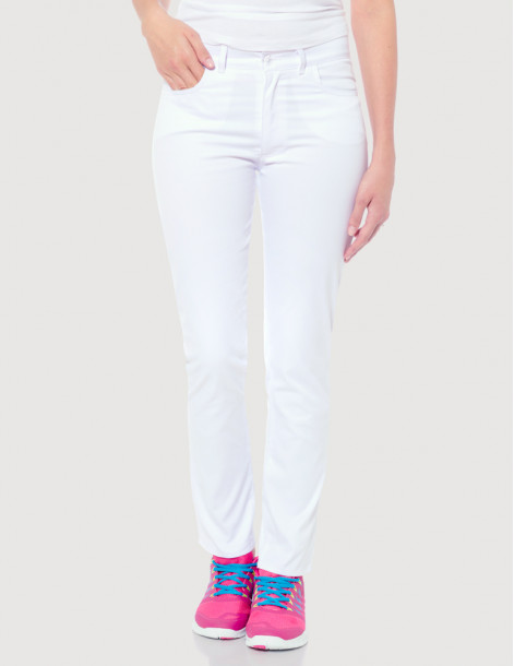 Pantalon médicale femme Blanc opaque - Coupe jeans Ultra Slim - vue de face main dans la poche - Marque Belissa