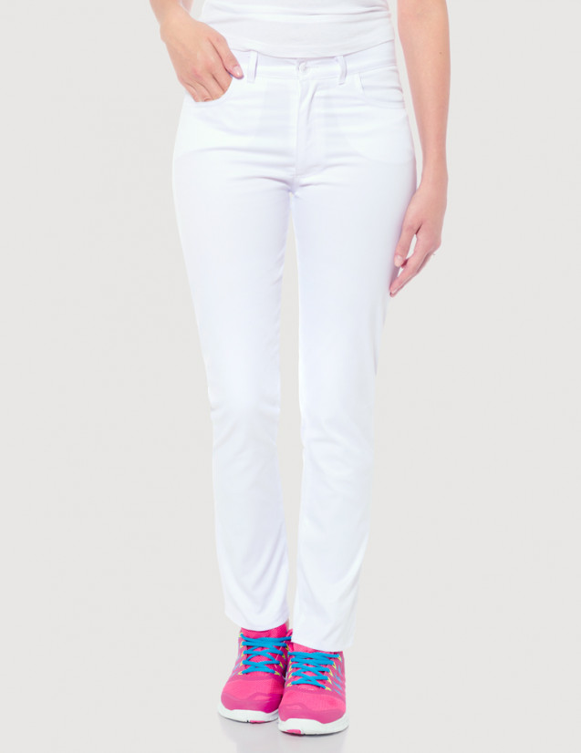Pantalon médicale femme Blanc opaque - Coupe jeans Ultra Slim - vue de face main dans la poche - Marque Belissa