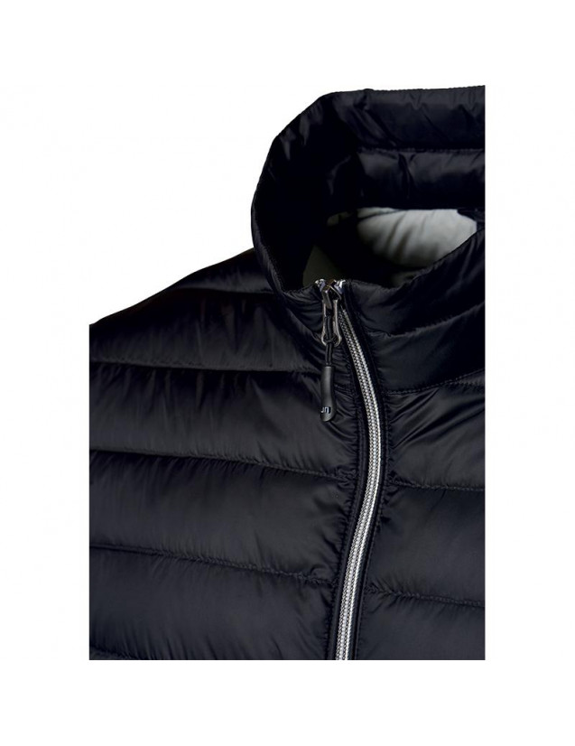 Détail col veste matelassée doudoune couleur noir