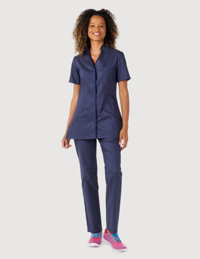 Blouse médicale femme Matilda jeans stretch uni porté avec un pantalon Luna en jeans stretch by Belissa