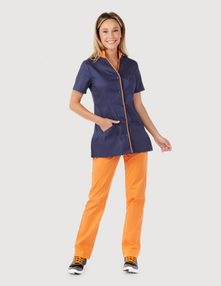 Blouse médicale femme Matilda jeans stretch + parements abricot porté avec un pantalon Luna couleur abricot by Belissa