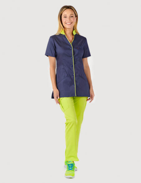 Blouse médicale femme Matilda jeans stretch + parements anis porté avec un pantalon Luna couleur anis by Belissa