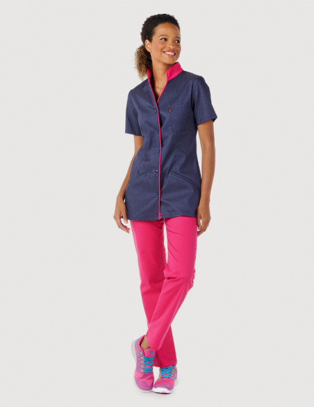 Blouse médicale femme Matilda jeans stretch + parements framboise porté avec un pantalon Luna couleur framboise by Belissa