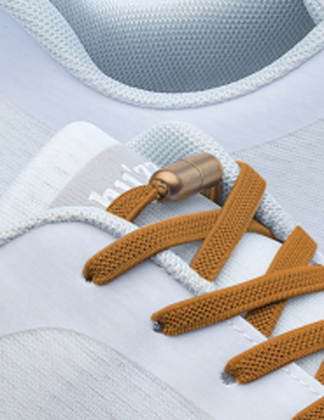 Système attache lacets élastiques sneaker blanc, lacets élastiques marron - Vue de détail