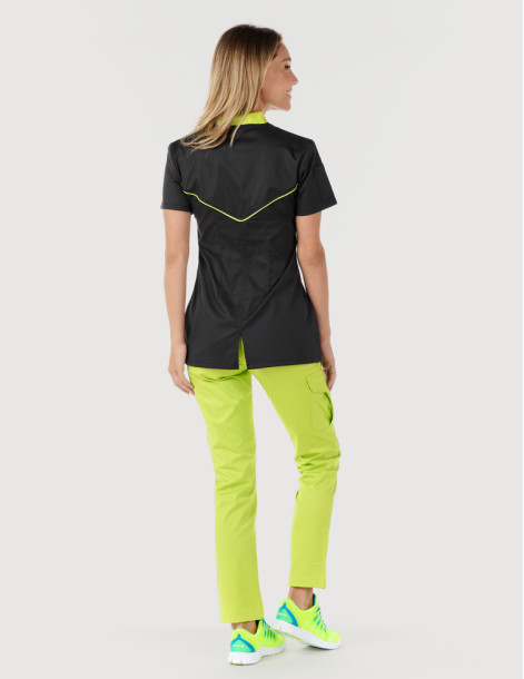 Blouse médicale femme Mona couleur ardoise avec parements vert anis. Marque : Belissa. Vue portée, de face. 2
