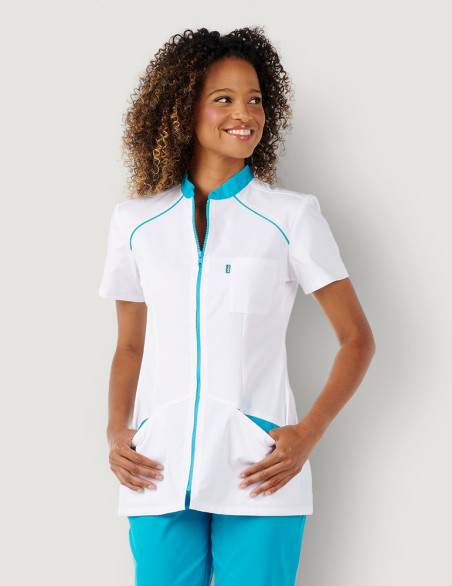 Blouse blanche femme, Mona, avec parements bleu océan. Marque Belissa. Vue portée de face