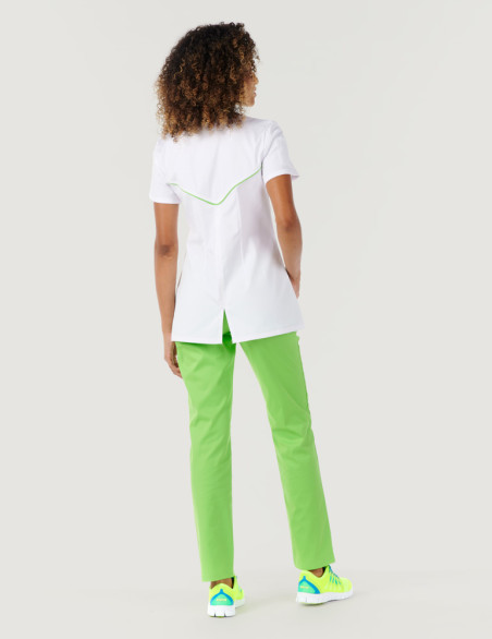 Blouse blanche femme, Mona, avec parements vert pomme Marque Belissa. Vue portée en pied avec pantalon medical pomme