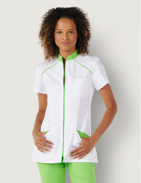 Blouse blanche femme, Mona, avec parements bleu océan. Marque Belissa. Vue portée de face 2