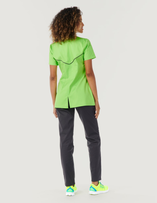 Blouse médicale femme Mona vert pomme avec parements Ardoise. Marque Belissa. Portée vue de dos Blouse médicale femme Mona vert pomme avec parements Ardoise. Marque Belissa. Portée vue de dos