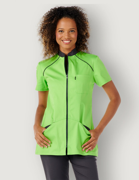 Blouse médicale femme Mona vert pomme avec parements Ardoise. Marque Belissa. Portée vue de face