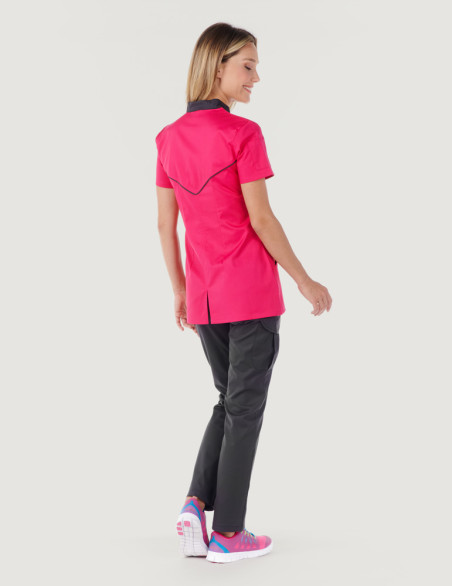 Blouse médicale femme Mona Rose Framboise avec parements Ardoise. Marque Belissa. Portée vue de dos