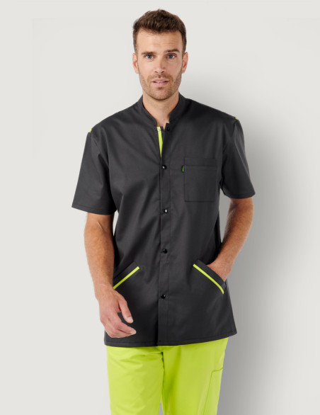 Blouse médicale homme Charly bicolore Ardoise-Vert Anis vue portée avec pantalon anis