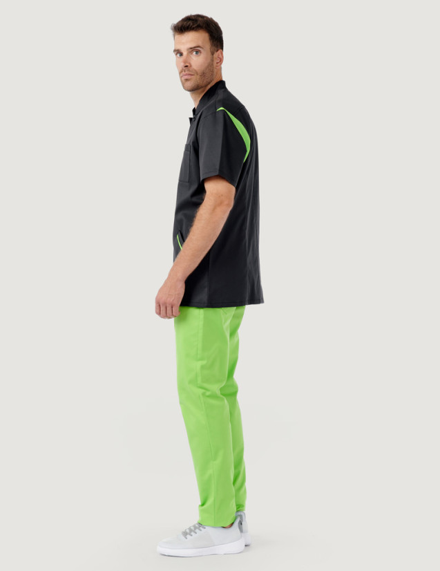 Blouse médicale homme Charly couleur ardoise océan portée avec pantalon ardoise pomme - marque belissa